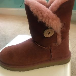 UGG Shoes - Garnet Ugg Short Boots UGG Shoes - Garnet Ugg Short Boots